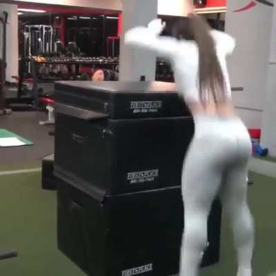 She couldn&rsquo;t handle the extra six inches&hellip; 😮