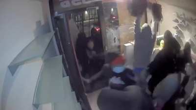 Another mass robbery in Oakland, this time at a small clothing boutique