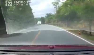 Flashing your lights isn&rsquo;t going to help, idiot.