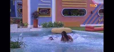 Nathalia Lina e Jessi mostrando os peitos