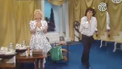 Mirtha Legrand tirando los pasos prohibidos