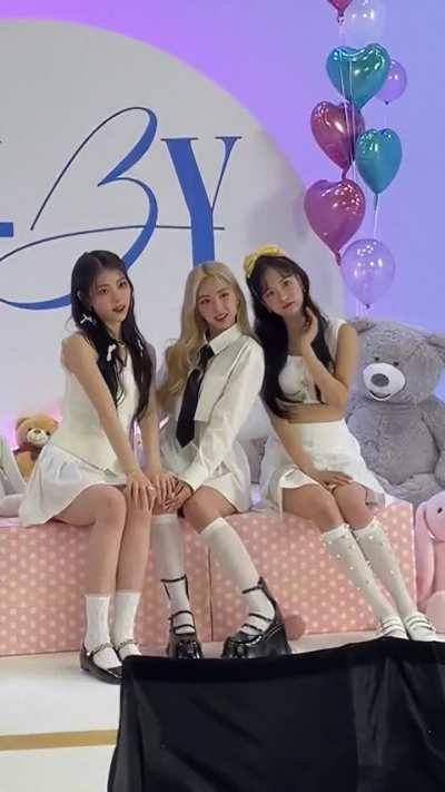 [230708] Yujin, Xiaoting &amp; Yeseo Twitter update: Kep1er JAPAN CONCERT TOUR 2023 <FLY-BY> Official Goods&acirc;&curren;&iuml;&cedil;&eth; [Behind The Scenes]