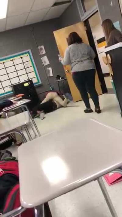 School fight at oak grove middle school in Hattiesburg Mississippi (I went to school with these girls LMAO)