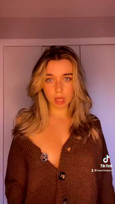 Who needs to see her pussy? @beachbabyxx