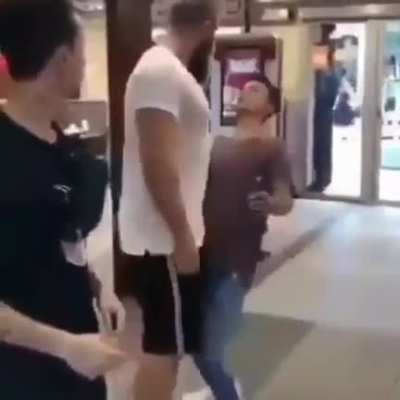Esse Luba, sempre se esbarrando com eetranhos