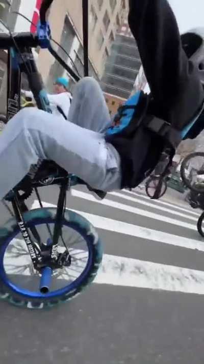 kid spontaneously learning to hold a wheelie. #wholesomefreakout.