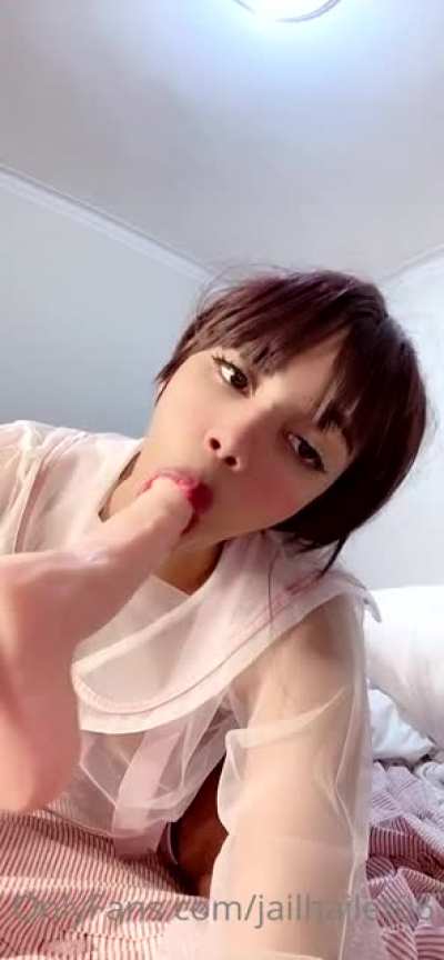 Machine dildo fucks her mouth