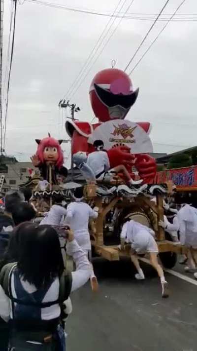 This is Harimichi, a Japanese festival in Nihonmatsu held annually in October, where giant dolls are made to crash into each other to pray for a good harvest (in the video, the current Red Ranger is crashing into Anya of Spy x Family)