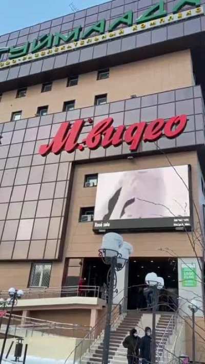 210308 Ros&eacute; seen on one of the billboards in Russia