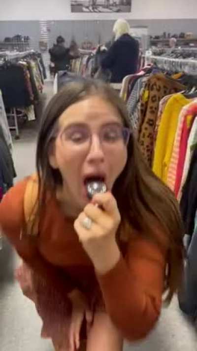 I’m just a normal girl who wears a plug everyday [GIF]