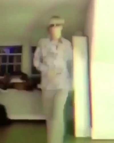 O v&iacute;deo do cara dan&ccedil;ando?