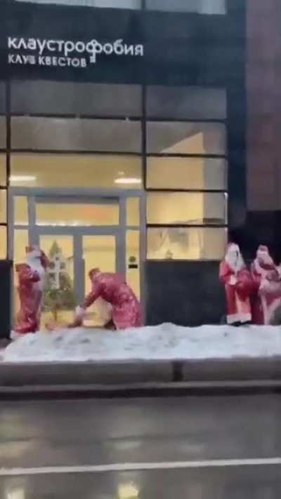 Fighting gang of Santa&rsquo;s