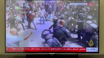 Heavily armed Israeli forces are beating up Palestinians carrying assassinated journalist Shireen Abu Akleh&rsquo;s coffin and threw sound bombs inside hospital grounds.