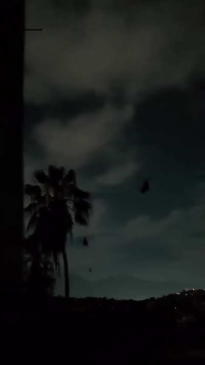 Low-flying Chinook helicopters over Caracas, Venezuela as plumes from airstrikes rise (January 3, 2026)