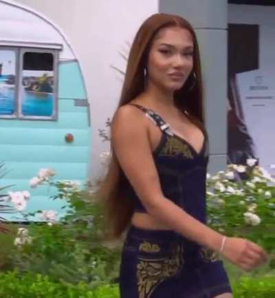 Emaza is whole package she captioned looking like a Bratz Doll idk how some people think less of her must not be from the Westcoast she signed to roc nation to people hating frfr whatever her and sisters need stay out of it they siblings they will get ove