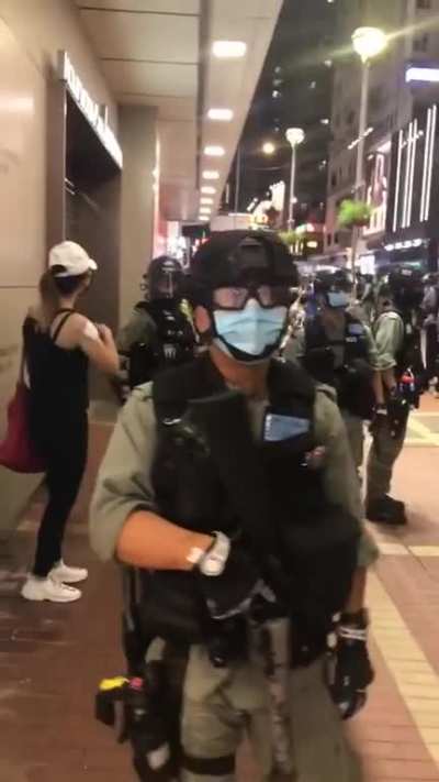 HKPF filmed allegedly mocking the Black Lives Matter movement, repeatedly shouting "Black Life Matters", "I can't breathe", "Here is not America" at a reporter [BeWater HK]