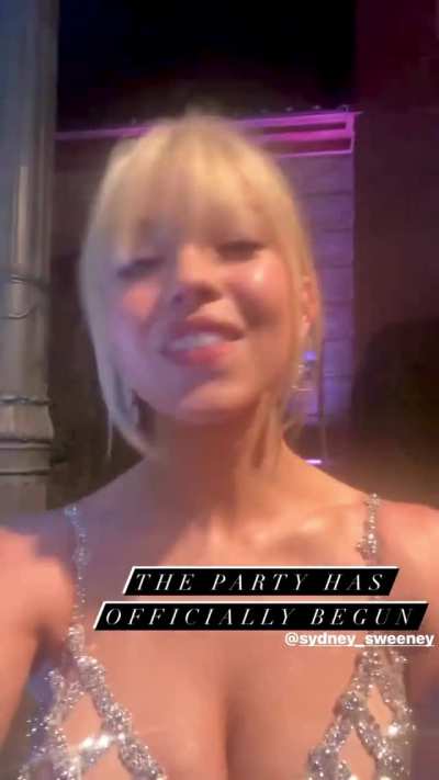 Blowing A Kiss [Oscar Party 2022]