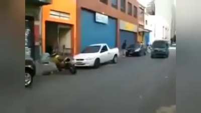 what da car doin?