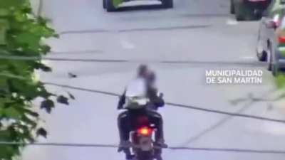 three robbers snatch and run and get chased