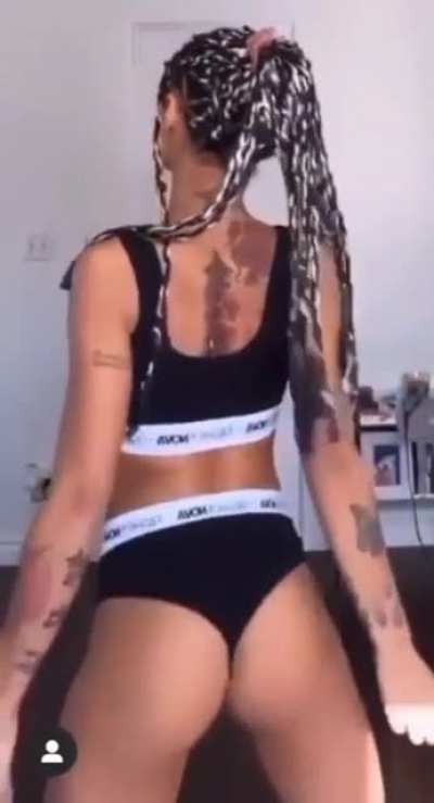 Coileray clapping them ass cheeks together