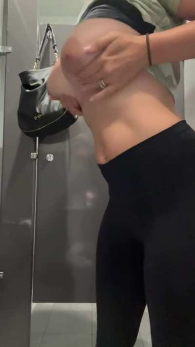 MILF with Big Tits [reveal] at Gym