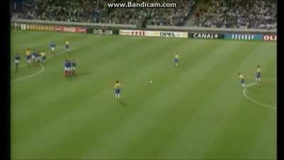 The movement on Roberto Carlos' free kick