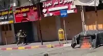Palestinian kid manages to escape occupation soldiers' grip and get shot in Hebron confrontations