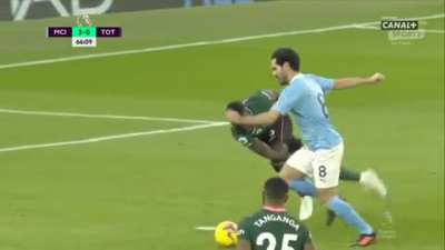 Davinson Sanchez headbutts the turf (Great effort)