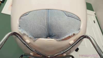 Love peeing through the hole in this chair