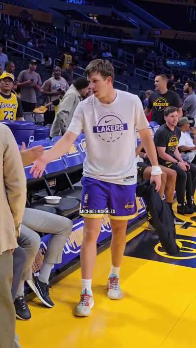 he dapping people up like a politician 🤣 austin reaves for governor
