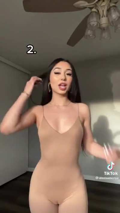 Second outfit had a big ass cameltoe 👀😋
