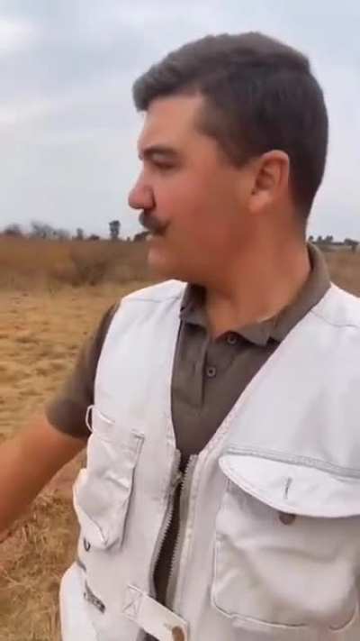 Man stops cheetah with bare hands