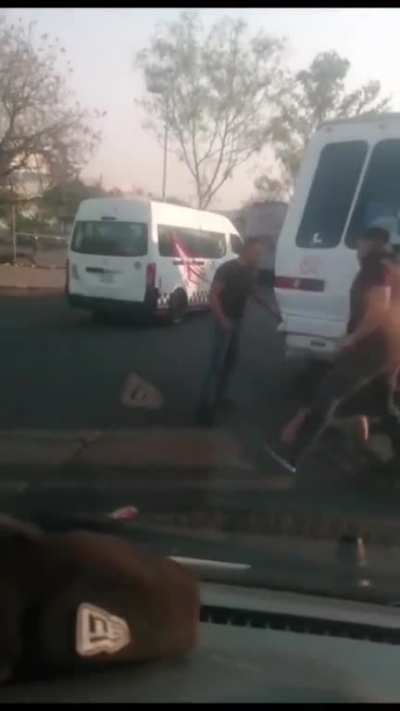 Usuario capta pelea en 4 caminos Toreo Naucalpan, uno perdi&oacute; por knockout 