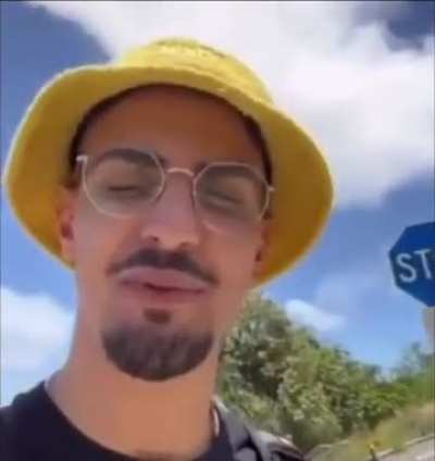 Blue stop sign be like "staaaaap😂"