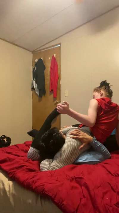 Guy bets girl she can&rsquo;t make him tap out and say uncle.
