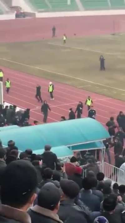 После поражения футболисты накинулись на судью. Дальше поддержали фанаты