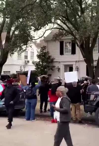 Someone sent a mariachi band to Ted "Cancun" Cruz's house