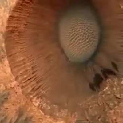 Ударный кратер шириной около 1,5 км на поверхности Марса, фото с камеры HiRISE на орбитальном аппарате Mars Reconnaissance Orbiter на высоте 257 км над поверхностью планеты.