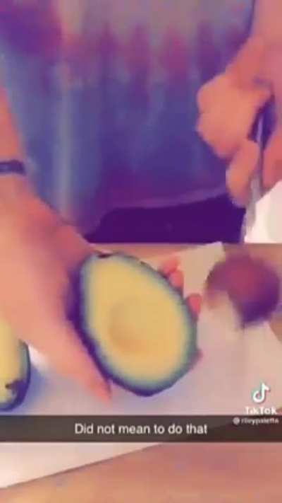 Avocado + knife