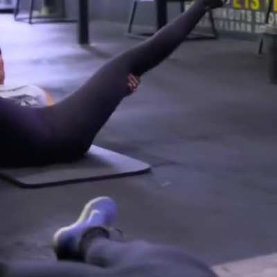 Nikki spreading em