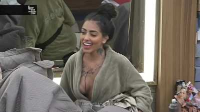 Mc Mirella pagando peitinho (v&iacute;deo)