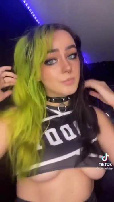 Underboob