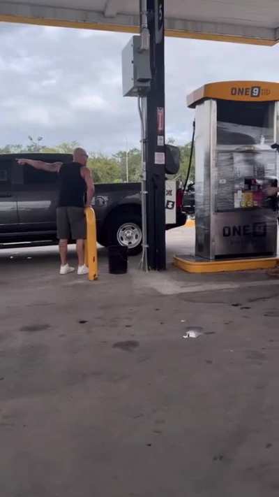More hurricane evacuation gas station drama 