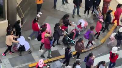 Se preocupan y marchan por Maia... pero meten a sus niños al campo de batalla.