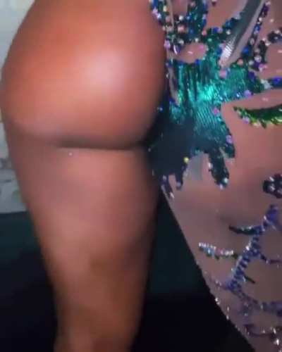 the way she moves that ASS with such ease,🍑 Imagine the way them cheeks move when hitting her from behind!🥵🥵