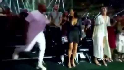 Kanye forcing a dead crowd to stand up during Rihanna&acirc;s performance