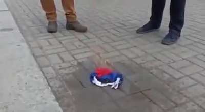 В Києві на Майдані білоруси спалили прапор Росії і "ЛДНР". Присутні підтримали білоруську опозицію, а також висловили протест проти появи на провладном автопробігу в Мінську прапорів "ЛДНР"