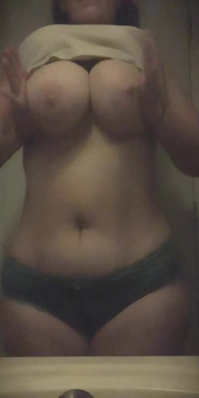Newest titty drop ;p can&rsquo;t sleep, who&rsquo;s up?! 😉😋🤗