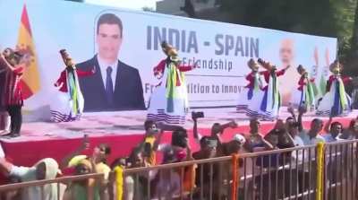 El recibimiento a Pedro S&aacute;nchez en la India 😮