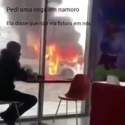 Algu&eacute;m pode falar qual musica &eacute; Essa?
